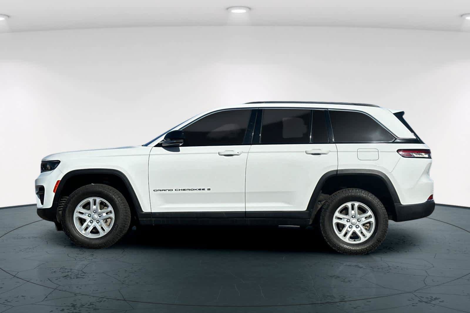 Used 2023 Jeep Grand Cherokee Laredo w/ Trailer Tow Prep Group (B) AWD/4WD image 9