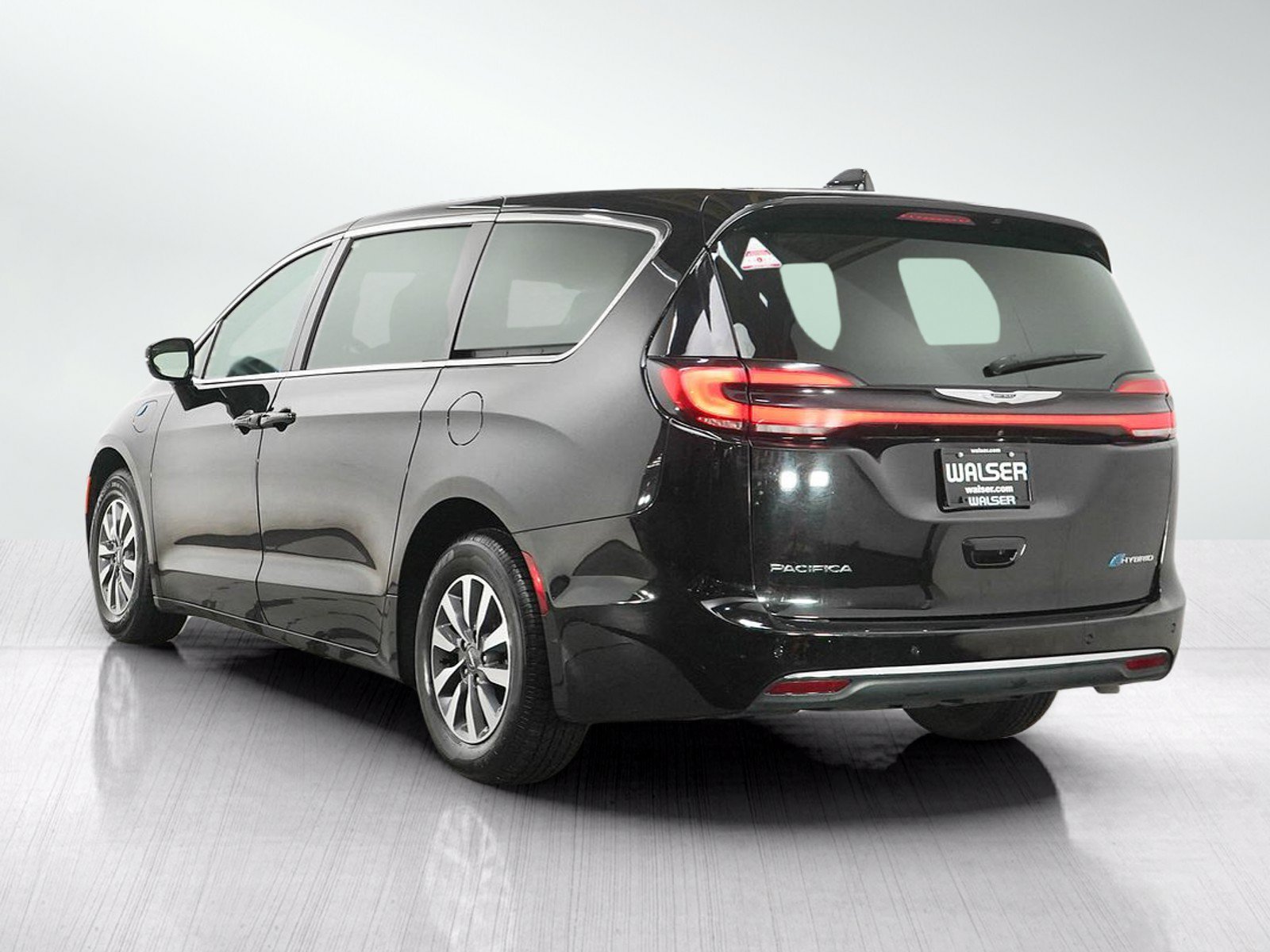 Used 2024 Chrysler Pacifica Limited FWD image 3