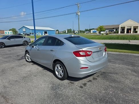 Used 2017 Chevrolet Cruze LT w/ LT Convenience Package FWD image 3