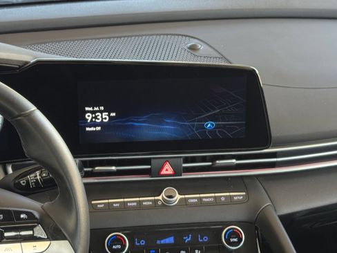 Used 2025 Hyundai Elantra Limited FWD image 17