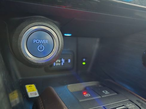 Used 2021 Toyota Venza Limited image 20