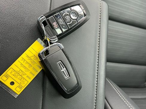 Used 2025 Lincoln Nautilus Reserve image 33