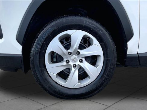 Used 2022 Toyota RAV4 LE FWD image 11