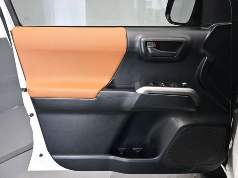 Used 2017 Toyota Tacoma SR5 w/ Tow Package image 9