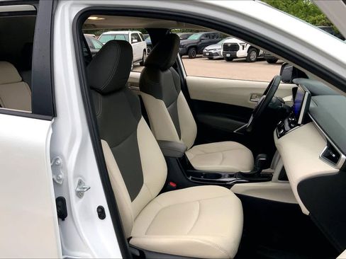 Used 2024 Toyota Corolla Cross XLE w/ Convenience Package FWD image 9