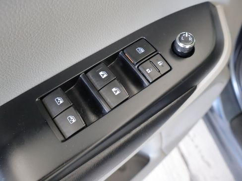 Used 2019 Toyota Highlander XLE AWD/4WD image 12