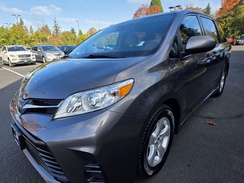 Used 2018 Toyota Sienna LE FWD image 4