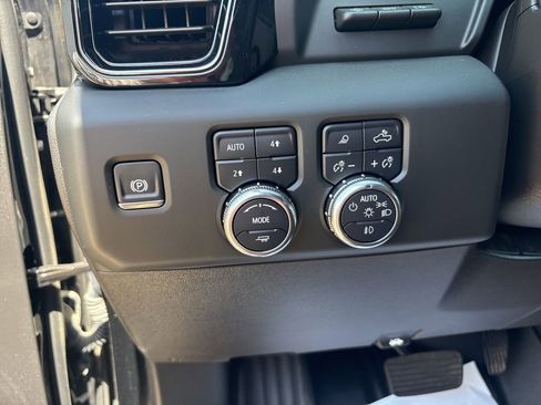 Used 2024 GMC Sierra 1500 AT4 w/ Technology Package AWD/4WD image 19