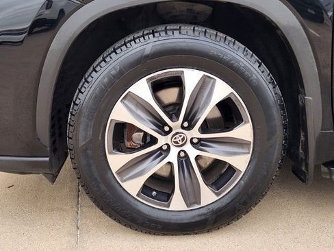 Used 2023 Toyota Highlander XLE image 16