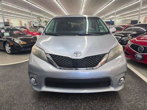 Used 2012 Toyota Sienna SE FWD image 2