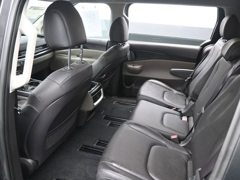 Used 2025 Kia Carnival FWD image 30