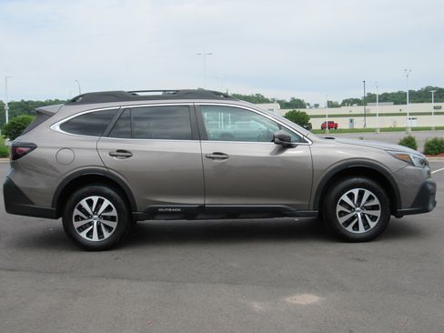 Used 2022 Subaru Outback Premium AWD/4WD image 5
