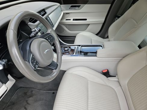 Used 2017 Jaguar XF Prestige image 15