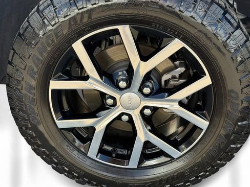 Used 2024 Jeep Grand Cherokee Limited w/ Luxury Tech Group II AWD/4WD image 10