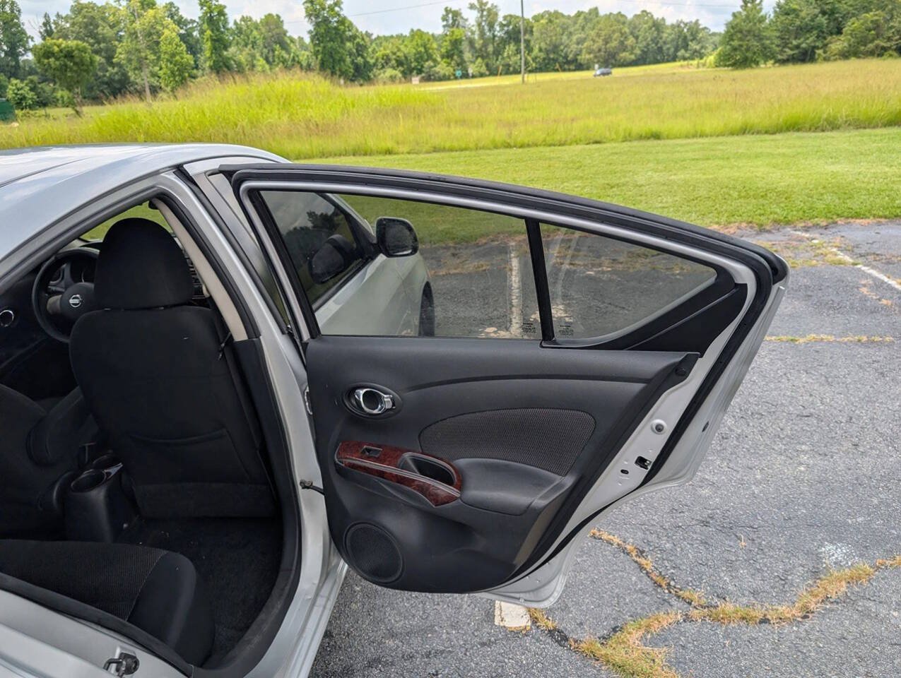 Used 2013 Nissan Versa SV FWD image 38