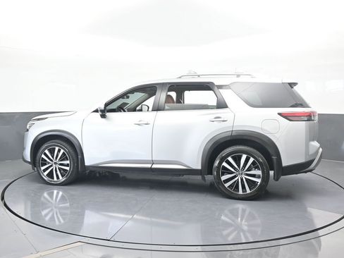 Used 2023 Nissan Pathfinder Platinum image 3