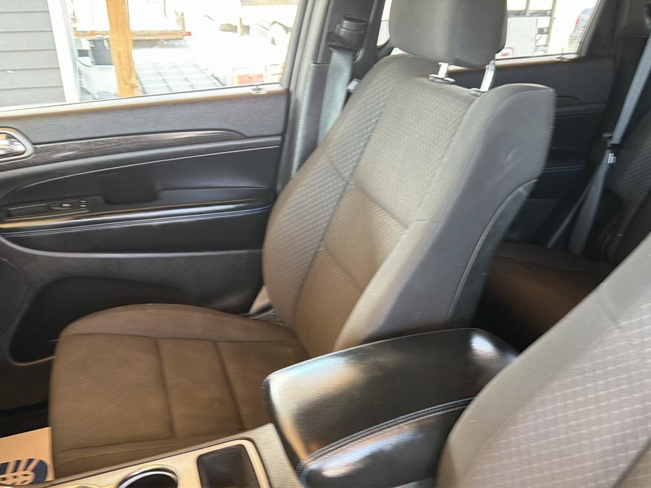 Used 2018 Jeep Grand Cherokee Laredo AWD/4WD image 11