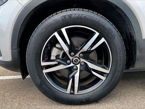 Used 2024 Volvo XC40 B5 Core image 8