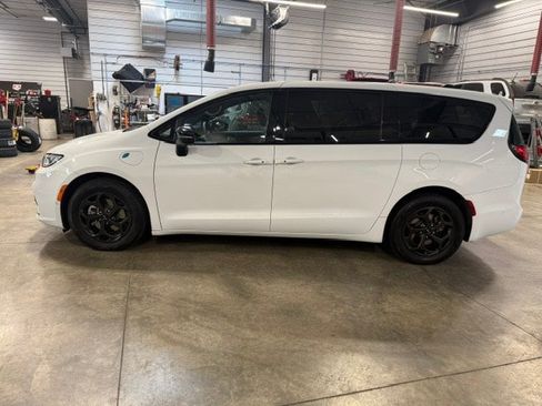 Used 2023 Chrysler Pacifica Limited w/ Uconnect Theater Family Group FWD image 26