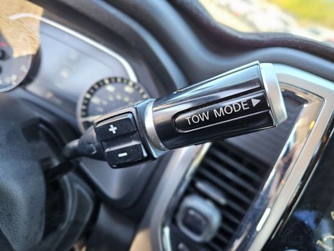 Used 2021 Nissan Titan SV w/ SV Convenience Package image 27