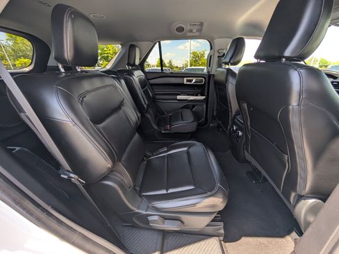 Used 2022 Ford Explorer XLT w/ Equipment Group 202A AWD/4WD image 11