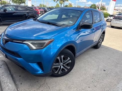 Used 2018 Toyota RAV4 LE FWD image 1