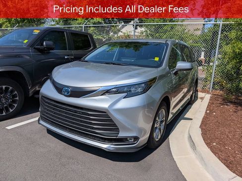 Used 2025 Toyota Sienna XLE FWD image 4