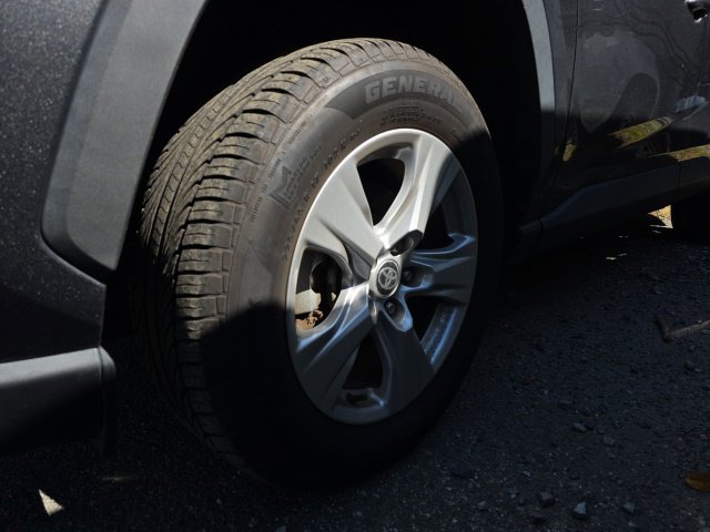 Used 2021 Toyota RAV4 XLE FWD image 2