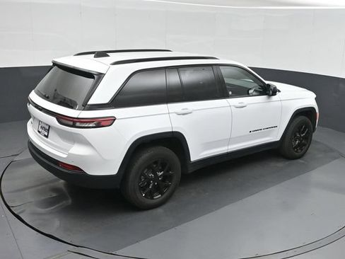 Used 2025 Jeep Grand Cherokee Altitude AWD/4WD image 32