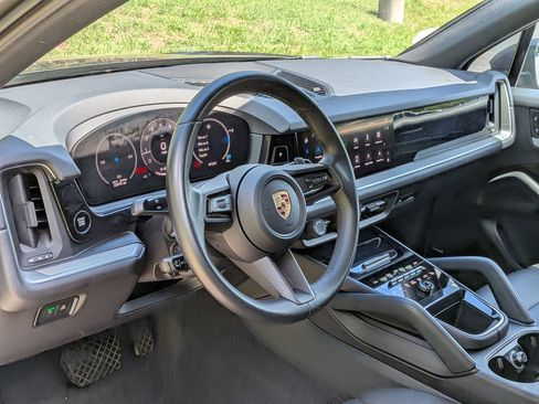 Certified 2024 Porsche Cayenne AWD/4WD image 4