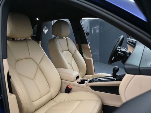 Used 2025 Porsche Macan AWD/4WD image 3