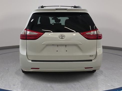Used 2018 Toyota Sienna XLE w/ XLE Navigation Package FWD image 7