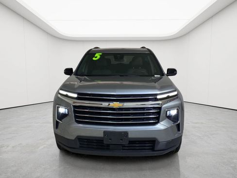 Used 2025 Chevrolet Traverse LT FWD image 2