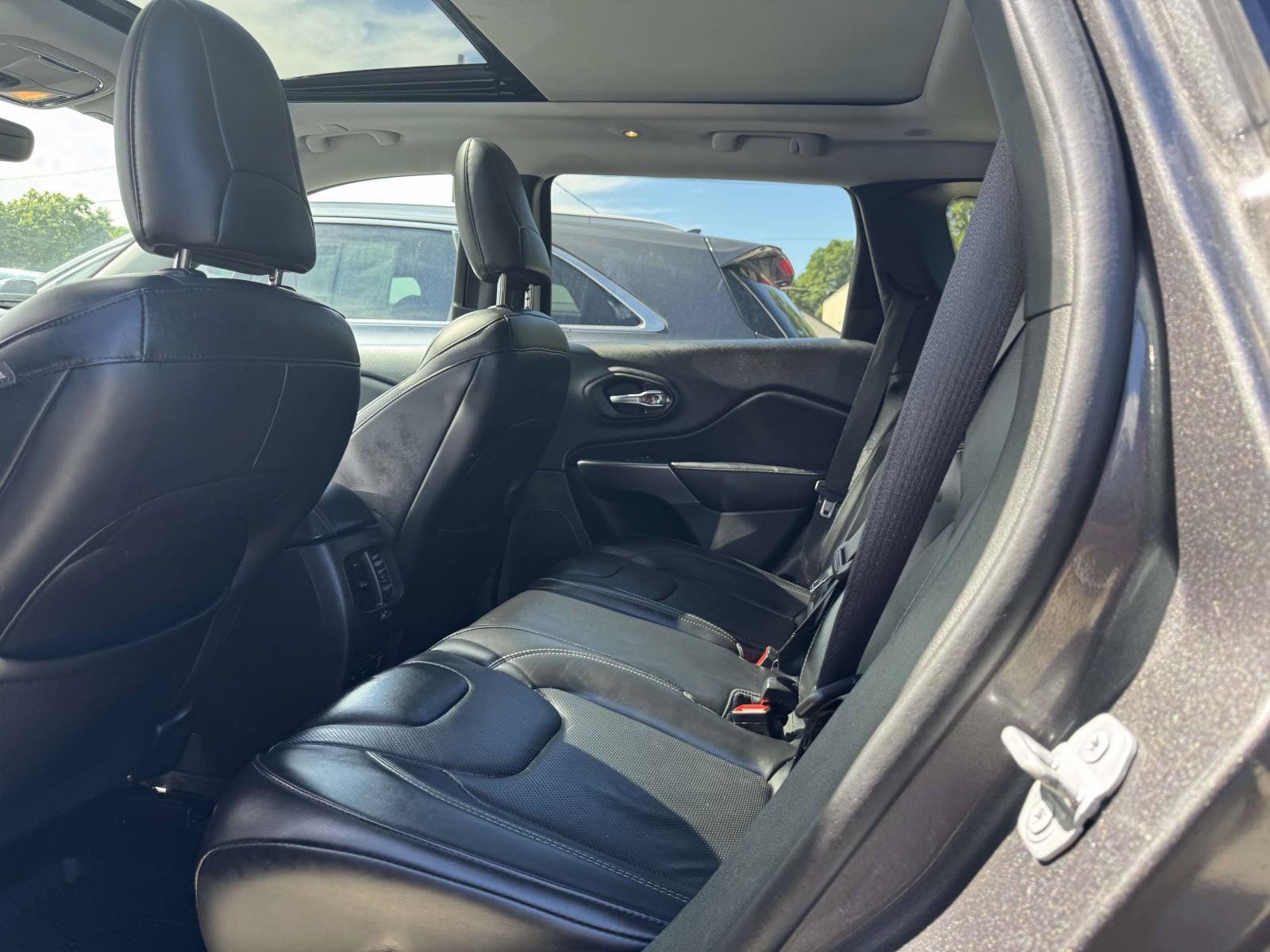 Used 2019 Jeep Cherokee Limited AWD/4WD image 7