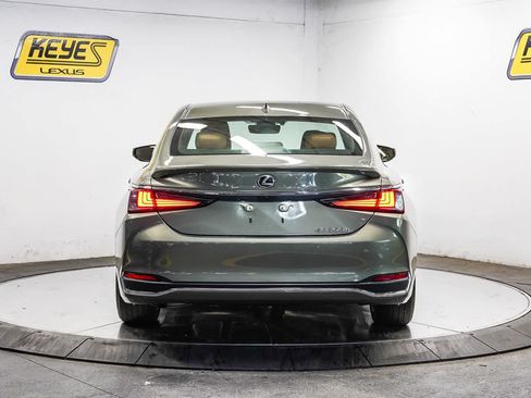 Used 2025 Lexus ES 300h w/ Luxury Package FWD image 3