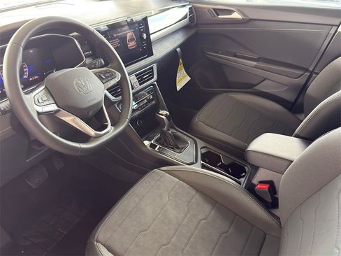 New 2026 Volkswagen Taos SE image 10