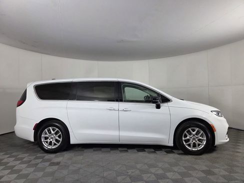 Certified 2024 Chrysler Pacifica Touring-L image 2