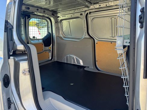 Used 2023 Ford Transit Connect XLT image 27