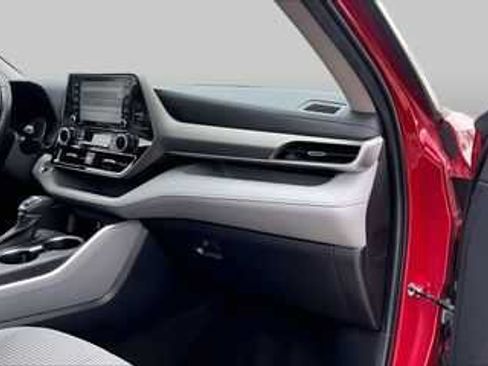 Used 2022 Toyota Highlander LE FWD image 19