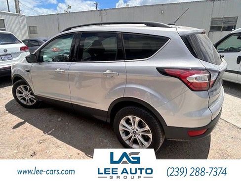 Used 2018 Ford Escape SE image 2