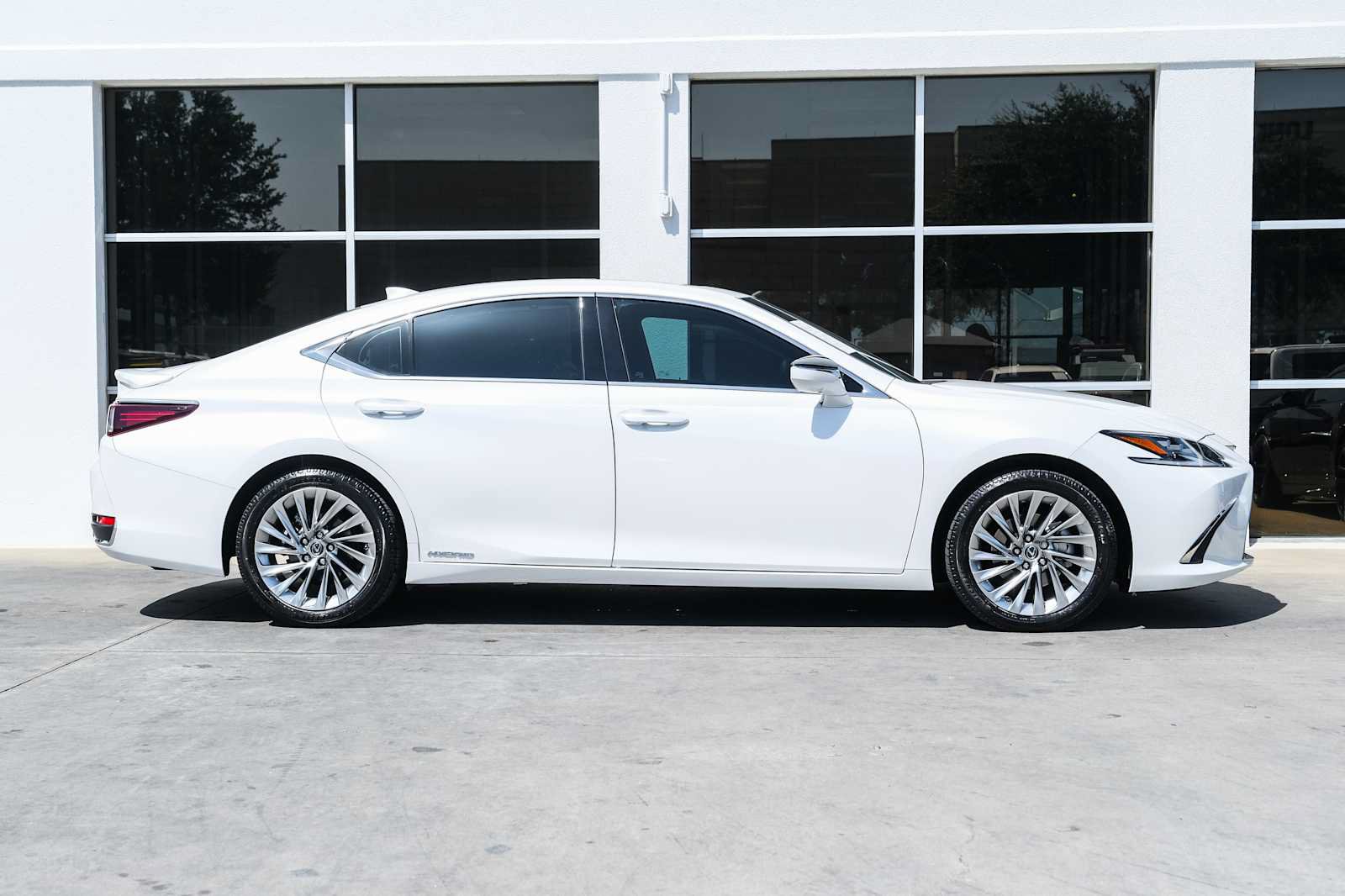 Used 2022 Lexus ES 300h Ultra Luxury w/ Accessory Package 2 FWD image 7
