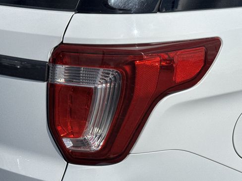 Used 2017 Ford Explorer XLT w/ Equipment Group 202A FWD image 11