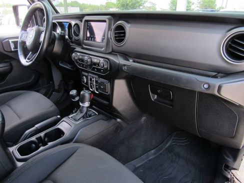 Used 2021 Jeep Gladiator Willys AWD/4WD image 11