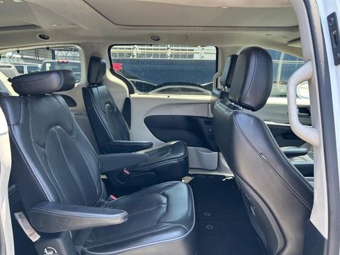 Used 2018 Chrysler Pacifica Limited FWD image 16