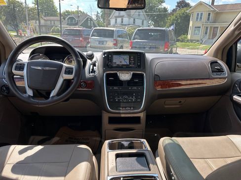 Used 2015 Chrysler Town & Country Touring w/ Driver Convenience Group FWD image 16