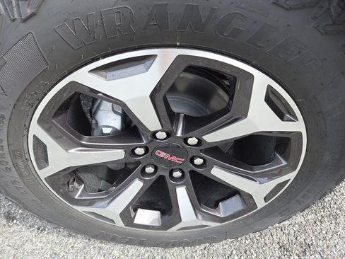 New 2026 GMC Yukon AT4 Ultimate w/ LPO, Floor Liner Package AWD/4WD image 17
