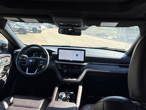 Used 2025 Ford Explorer Platinum AWD/4WD image 10