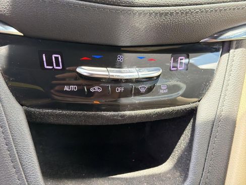 Used 2019 Cadillac XT5 FWD image 16