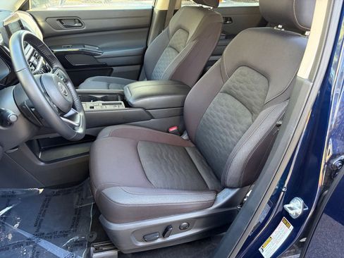 Used 2025 Nissan Pathfinder SV image 25