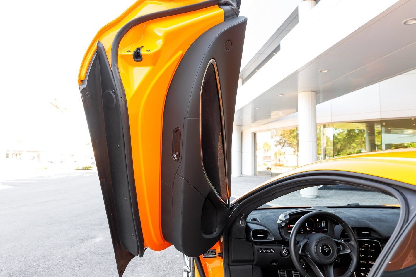 Used 2025 McLaren Artura RWD image 33